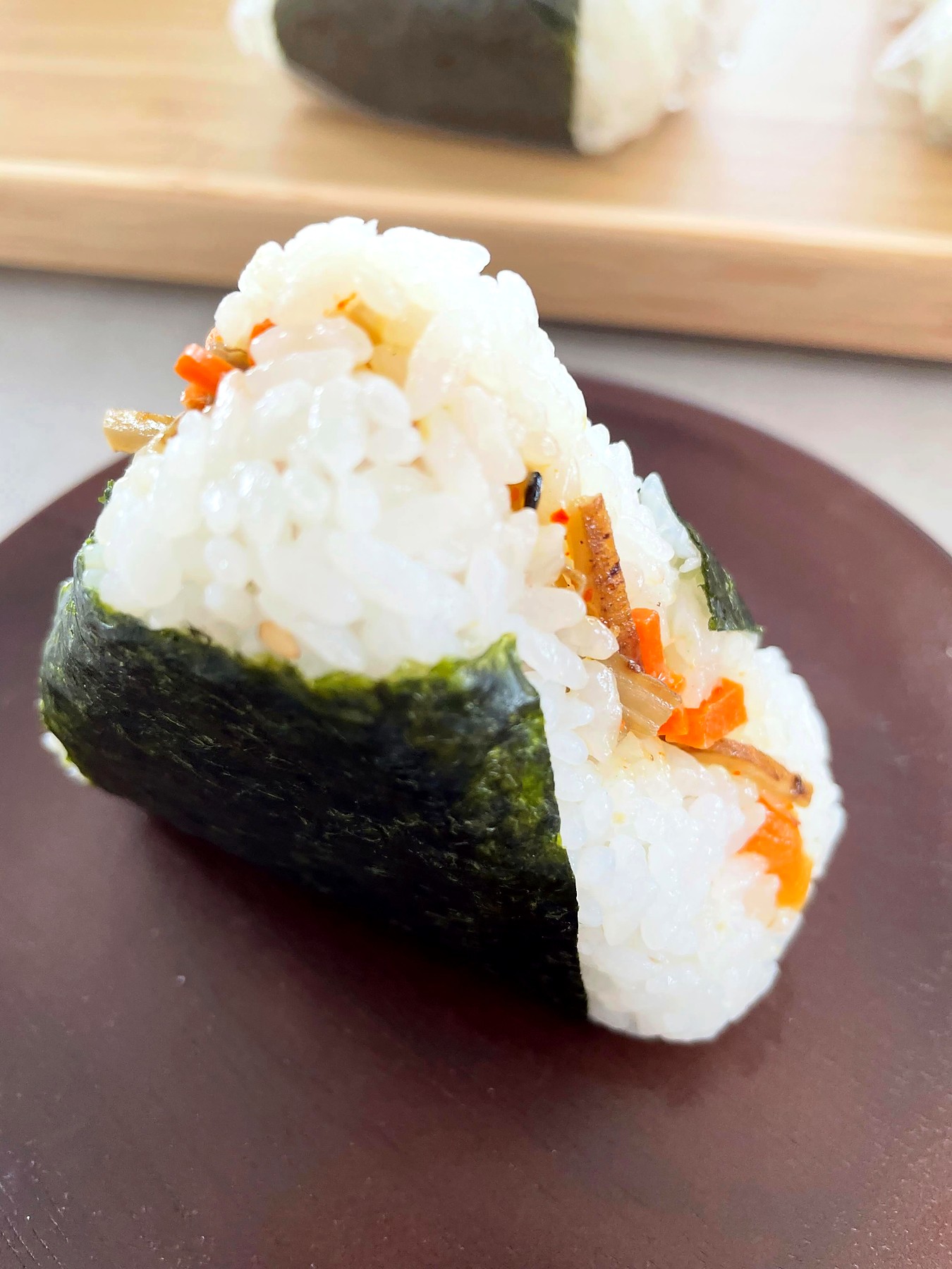 皿にのったできたてのohacoのおむすび