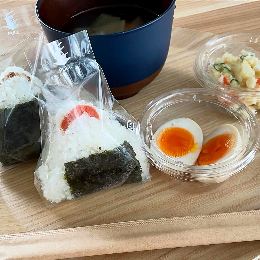 おむすびとお惣菜のセット