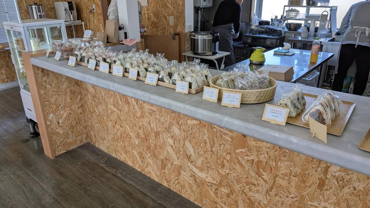 店内カウンターに並ぶおむすび